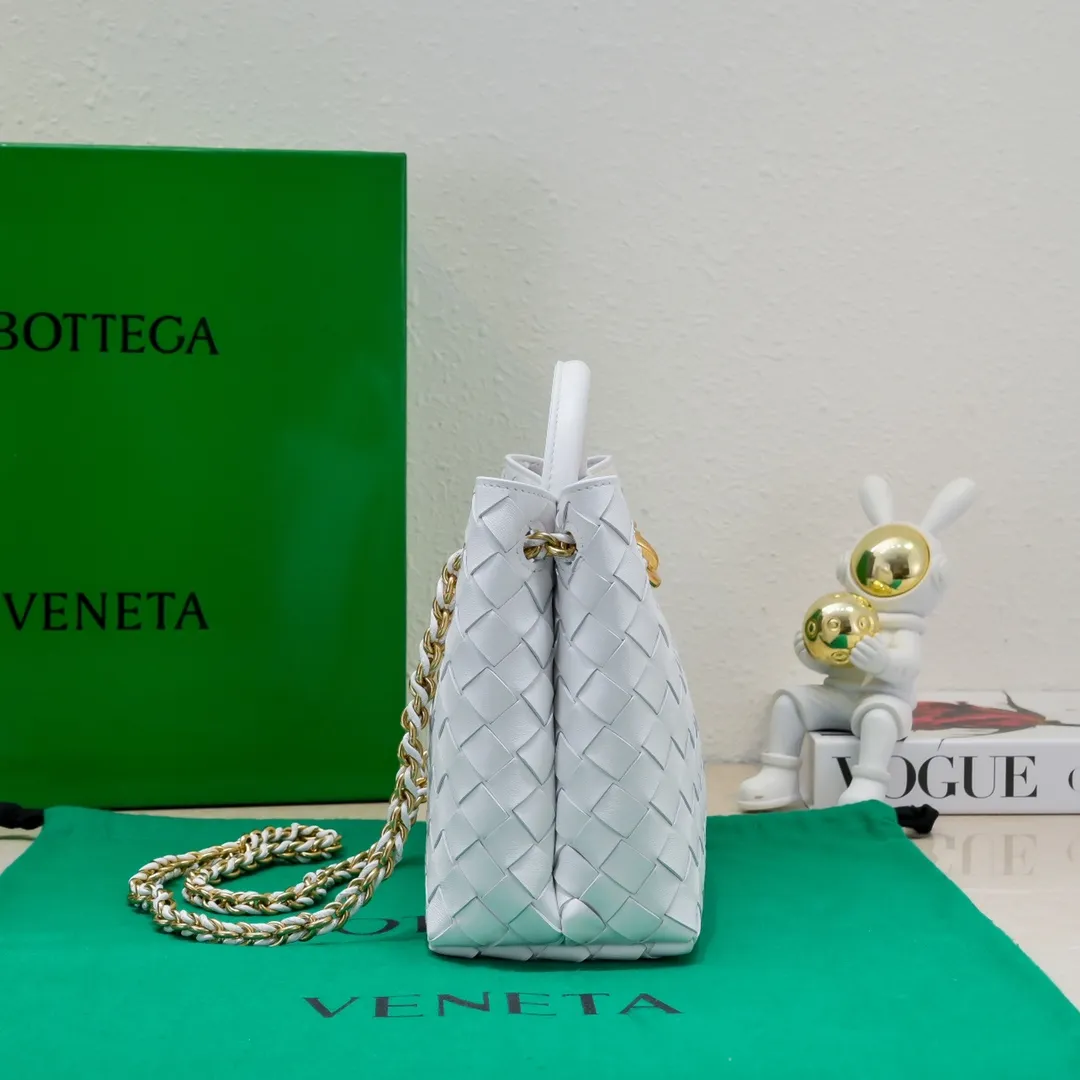 Batch 1960 BOTTEGA VENETA 2024 spring and summer new small ANDIAMO chain bag is also available! 🔥🔥I believe many friends have been waiting for a long time. The metallic chain adds a touch of sophistication to the original softness and elegance of Andiamo. The collision of classic craftsmanship and elegance creates a different kind of beauty. Style number: 6008 Size: 25*22*10.5cm